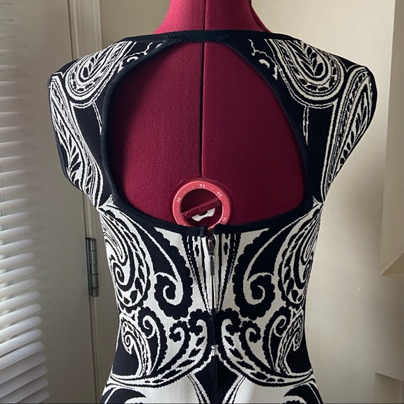 Guess women black and white sleeveless stretch knit bandage dress. Size M. Used - Picture 5 of 9